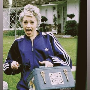gwen-stefani-rollers-z.jpg