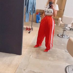 kim-kardashian-bleached-eyebrows-090622-1-64aeebf0e59a4263b73a3faa7ab183dd (1).jpg