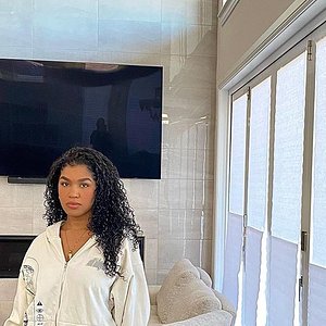 @_sydneyoneil on Instagram: "I like hot sauce on my chicken"