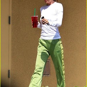 ellen pomepo exercise queen 03