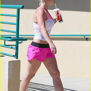 britney-spears-looks-refreshed-after-workout-04.jpg
