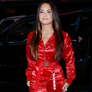 Demi-Lovato-Arriving-at-Jimmy-Fallon-studio-in-New-York-on-September-18-02.jpg