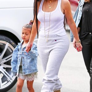 Kim-Kardashian-Instagram-2017-03-10_L2FWNEZLSVQ5SUtVbU0zVlp3Tk1jREYtekNHdz0vNjB4MDo1NDB4NzIwLzY0MHgwL2E4MmRkMjg3LTM4NGEtNGUzMy05ZjY3LWI3NjAxZDg5ZDk4YQ