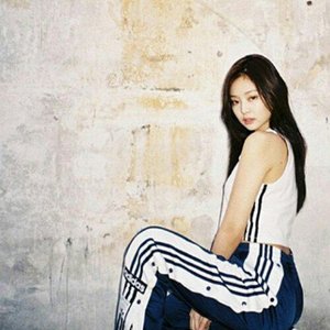 adidas_originals_pants_worn_by_blackpink_jennie_kim_1529440466_05755279.jpg
