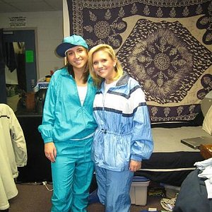 Девушки в спортивных костюмах