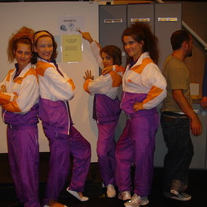 Девушки в спортивных костюмах