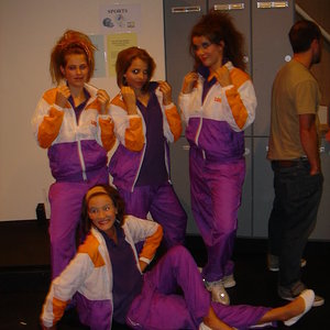 Девушки в спортивных костюмах