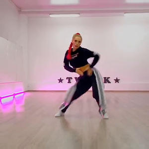 Dancer ????TWERKDANCEHALL???? (@nika_geor) • Photos et vidéos In.mp4