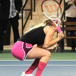 kaley-cuoco-tennis-match-for-charity-in-calabasa-march-2014_18.jpg