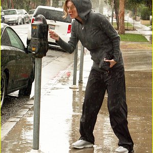 ellen-pompeo-rain-pain-04.jpg