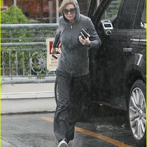 ellen-pompeo-rain-pain-07.jpg