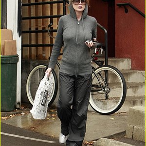 ellen-pompeo-rain-pain-10.jpg