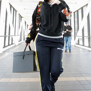 iggy-azalea-goes-makeup-free-as-she-lands-at-lax-airport-los-angeles-190318_1.jpg