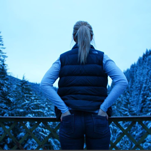 Black NF Nuptse gilet girl