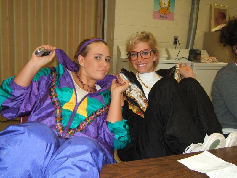 Девушки в спортивных костюмах