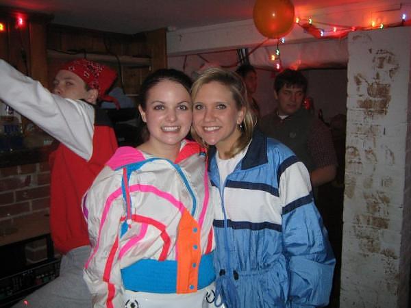 Девушки в спортивных костюмах