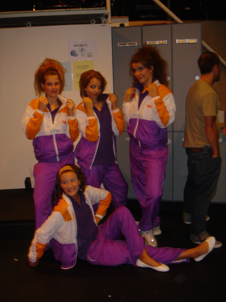 Девушки в спортивных костюмах