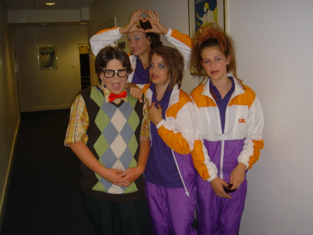 Девушки в спортивных костюмах