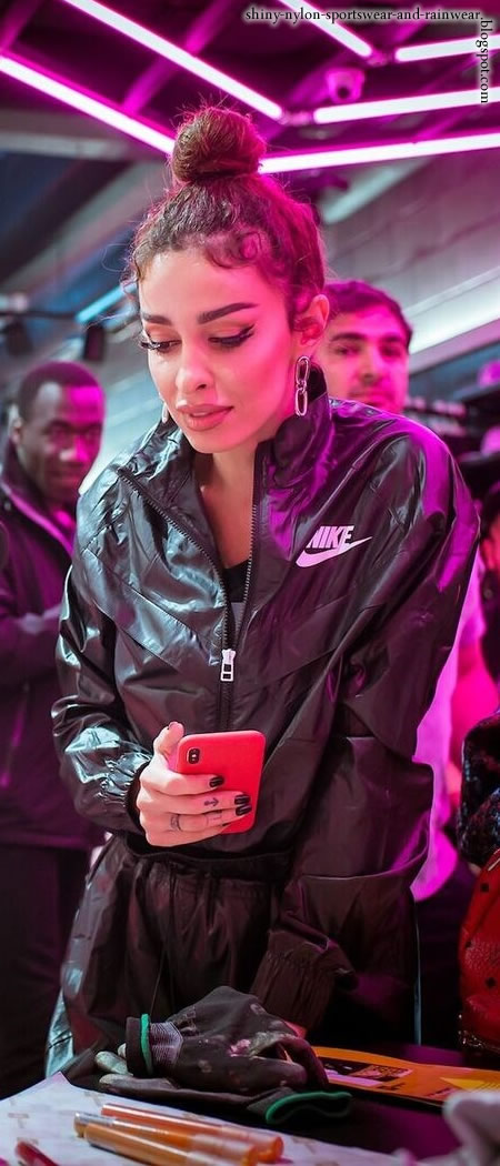 celebrity-Ελένη-Φουρέιρα-nike-jacket-pants-outfit.jpg
