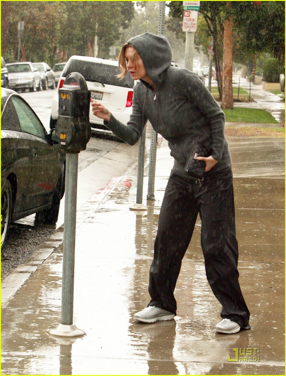 ellen-pompeo-rain-pain-04.jpg