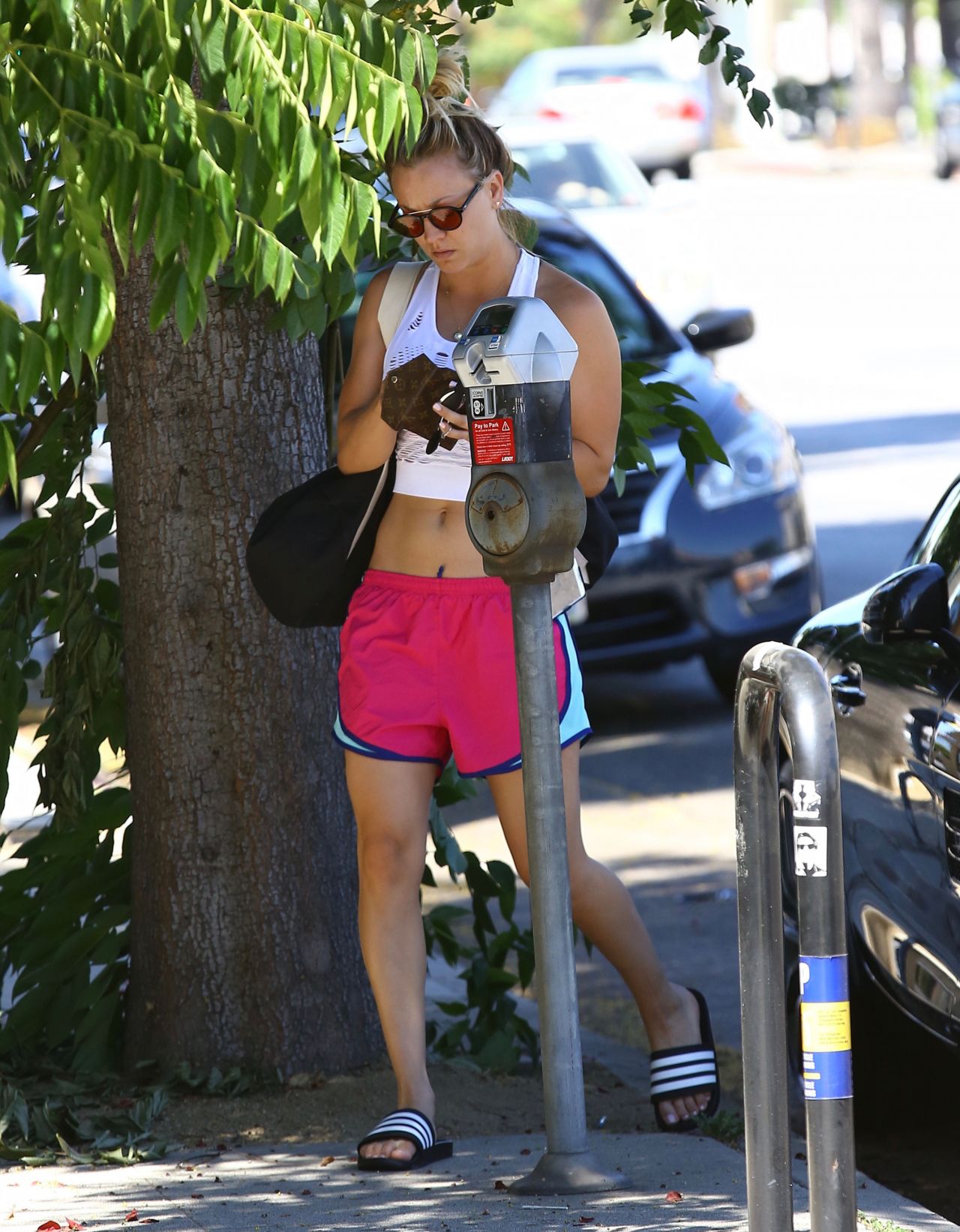 kaley-cuoco-in-shorts-yoga-class-in-sherman-oaks-8-15-2016-3.jpg