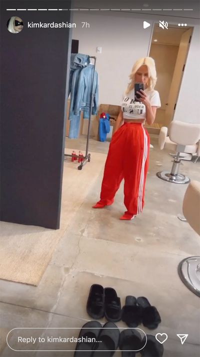 kim-kardashian-bleached-eyebrows-090622-1-64aeebf0e59a4263b73a3faa7ab183dd (1).jpg