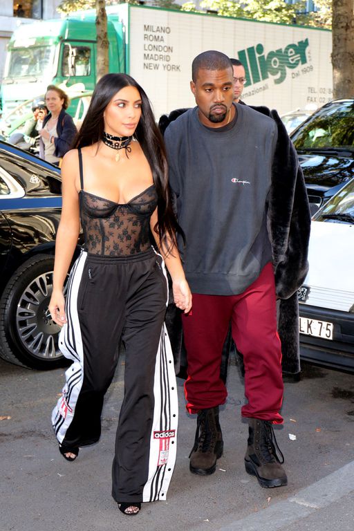 Kim-Kardashian-et-Kanye-West-La-famille-Kardashian-se-rend-dans-une-boutique-Armani-pendant-la-fas_exact1024x768_p.jpg
