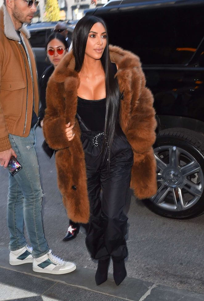 Kim-Kardashian-in-Brown-Fur-Coat--05-662x975.jpg