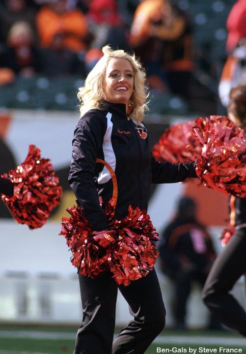 tempBen-Gal-Cheerleaders-PITatCIN-002--nfl_mezz_1280_1024.jpg